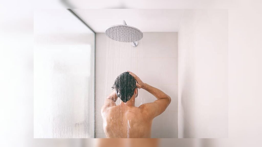 What makes a WaterSense showerhead feel “strong” in low pressure homes